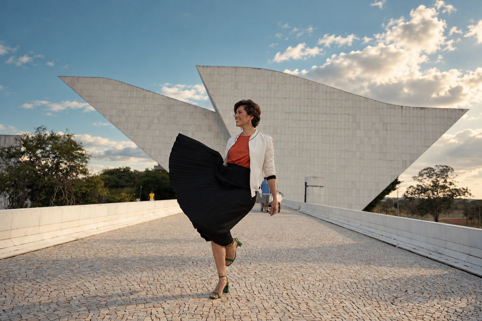 Alline em movimento diante do Panteão da Pátria, em Brasília